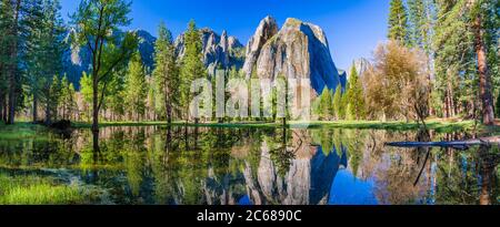 Cathedral Rocks riflesso in uno stagno, Yosemite National Park, California, Stati Uniti d'America Foto Stock