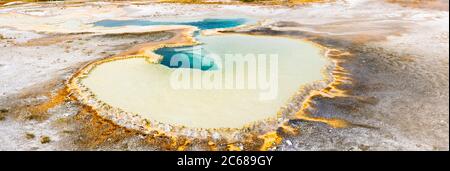 Vista ad alto angolo della piscina Doublet, del bacino di Upper Geyser, del Parco Nazionale di Yellowstone, del Wyoming, Stati Uniti Foto Stock