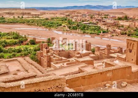 Vista dalla cima dello storico Ksar di Ait ben Haddou, Morro, guardando la valle e il villaggio sull'altro lato del fiume Ounila. Foto Stock