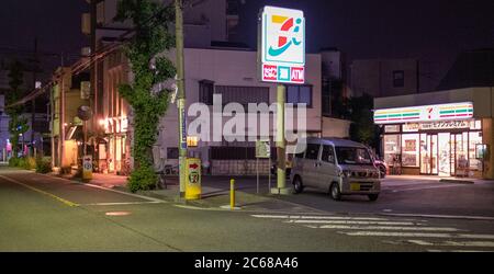 7-Eleven minimarket nel quartiere di Kamimeguro di notte. Foto Stock