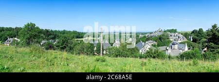 Paesaggio panoramico di villaggio di Laguiole, Plateau de lAubrac, Aveyron, Regione Occitanie, Francia, Europa Foto Stock