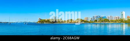 John Ringling Causeway Bridge e Sarasota Bay, Sarasota, Florida, Stati Uniti Foto Stock