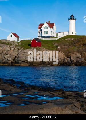 Vista del faro di Cape Neddick (Nubble Light), York Beach, Maine, Stati Uniti Foto Stock