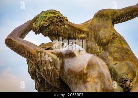 Tianjin, Cina - Gen 16 2020: Sculture di bronzo lungo il fiume Haihe vicino al Ponte della Liberazione (ponte di Jiefang) Foto Stock