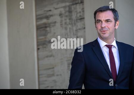 (200708) -- PARIGI, 8 luglio 2020 (Xinhua) -- il Ministro francese della Salute e della solidarietà Olivier Veran parte dopo il Consiglio dei ministri presso il Palazzo degli Elisi Presidenziali di Parigi, in Francia, il 7 luglio 2020. La presidenza francese lunedì ha svelato un governo rimescolato di profili misti con volti vecchi e nuovi per intraprendere la nuova strada che il presidente Emmanuel Macron si è impegnato per la ricostruzione del paese nei suoi due anni rimanenti di mandato. (Foto di Aurelien Morissard/Xinhua) Foto Stock