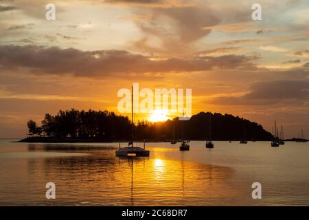 Langkawi, ufficialmente conosciuto come Langkawi, il gioiello di Kedah, è un distretto e un arcipelago di 99 isole nel Mare delle Andamane a circa 30 km dalla costa Foto Stock