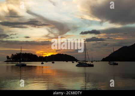 Langkawi, ufficialmente conosciuto come Langkawi, il gioiello di Kedah, è un distretto e un arcipelago di 99 isole nel Mare delle Andamane a circa 30 km dalla costa Foto Stock