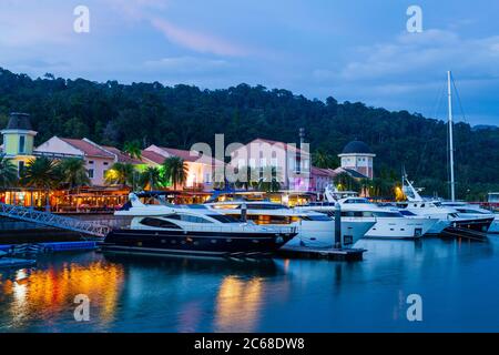 Langkawi, ufficialmente conosciuto come Langkawi, il gioiello di Kedah, è un distretto e un arcipelago di 99 isole nel Mare delle Andamane a circa 30 km dalla costa Foto Stock