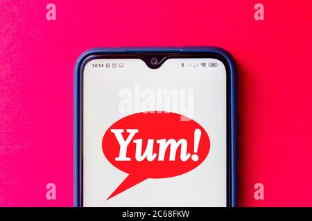 Brasile. 4 luglio 2020. In questa illustrazione della foto il Yum! Logo dei marchi visualizzato su uno smartphone. Credit: Rafael Henrique/SOPA Images/ZUMA Wire/Alamy Live News Foto Stock