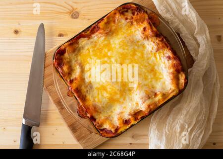 Lasagna spinaci. Deliziosa lasagna di spinaci fatta in casa con formaggio a strati tra le sfoglie da vicino, vista dall'alto Foto Stock