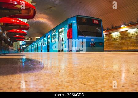 Santiago, Cile - Agosto 2015: Un treno della metropolitana di Santiago alla linea 2 Foto Stock