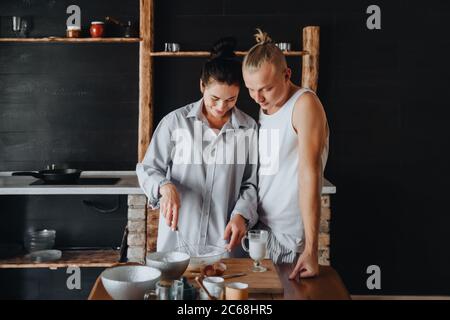 Bella giovane coppia che prepara un pasto sano insieme mentre si passa tempo libero a casa . Foto Stock