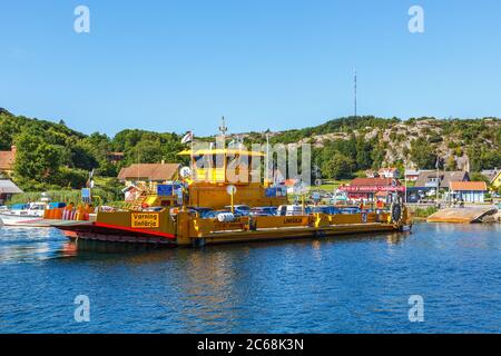 Traghetto in auto sulla strada per il porto di Hamburgsund sulla costa svedese Foto Stock