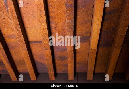 Vista da un angolo laterale di mattoni fianco a fianco - su una parete. La parte anteriore della foto muro di mattoni Foto Stock