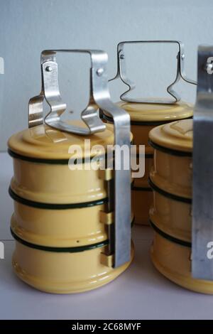 supporti tiffin gialli a 3 piani su sfondo bianco Foto Stock