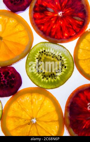 fette di kiwi e limone e arancio dalla vista dall'alto affiancate. Foto Stock