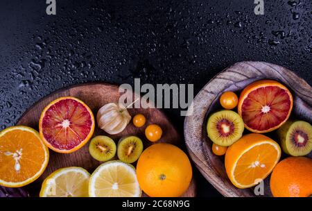 fette di kiwi e limone e arancio dalla vista dall'alto affiancate. Foto Stock