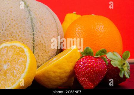 Melone di melone, arance, limoni, fragole e una lanterna cinese. Foto Stock