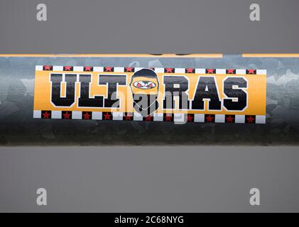 Dresda, Germania. 07 luglio 2020. Un adesivo della Ultras Dynamo si attacca ad una ringhiera di fronte al Rudolf-Hargig-Stadium, sede della terza lega SG Dynamo Dresden. Credit: Robert Michael/dpa-Zentralbild/dpa/Alamy Live News Foto Stock