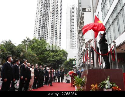 Hong Kong, Cina. 8 luglio 2020. Una bandiera nazionale cinese viene sollevata durante la cerimonia di apertura dell'Ufficio per la salvaguardia della sicurezza nazionale del governo del popolo centrale nella regione amministrativa speciale di Hong Kong (HKSAR) a Hong Kong, Cina meridionale, l'8 luglio 2020. Mercoledì è stato inaugurato l'Ufficio per la salvaguardia della sicurezza nazionale del governo centrale del popolo nella RAS di Hong Kong. Credit: Li Gang/Xinhua/Alamy Live News Foto Stock