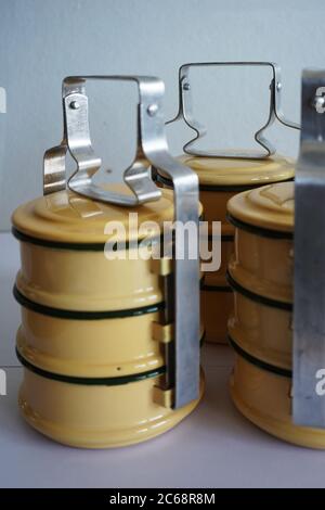 supporti tiffin gialli a 3 piani su sfondo bianco Foto Stock