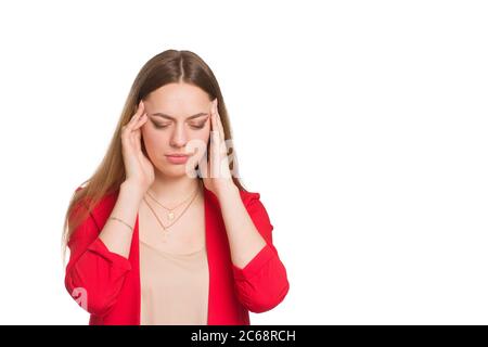 Una giovane donna d'affari, isolata su sfondo bianco, tiene le mani sulla testa, soffre di mal di testa Foto Stock