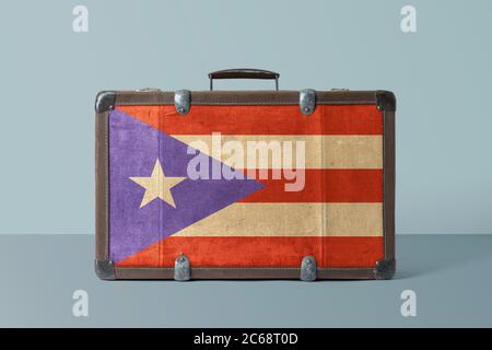 Bandiera di Porto Rico su vecchia valigia in pelle vintage con concetto nazionale. Bagaglio marrone retro con testo spazio copia. Foto Stock