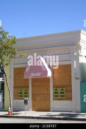 West Hollywood, California, USA 11 giugno 2020 UNA visione generale dell'atmosfera di imbarco Palace store su Melrose Avenue durante Coronavirus Covid-19 Pandemic il 7 luglio 2020 a West Hollywood, California, USA. Foto di Barry King/Alamy Stock foto Foto Stock