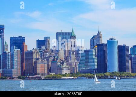 Una barca a vela nella baia di New York. Foto Stock