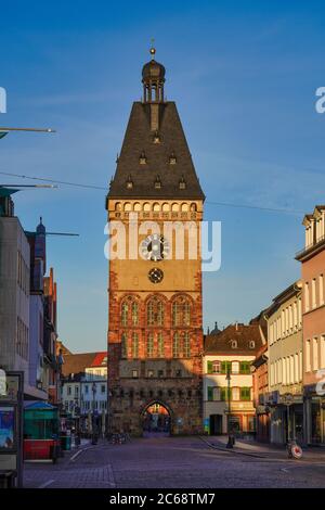 La porta Vecchia di Speyer, in Germania, è la porta medievale della città. E' una delle 68 torri originali nelle mura e nelle porte della città. Foto Stock