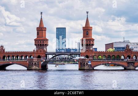 Oberbaumbrucke attraverso lo Sprea, il ponte più lungo di Berlino in Germania Foto Stock