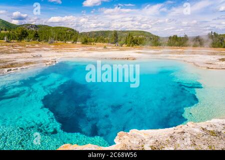 Le colorate piscine di sorgenti termali calde nel Parco Nazionale di Yellowstone, Wyoming. Foto Stock