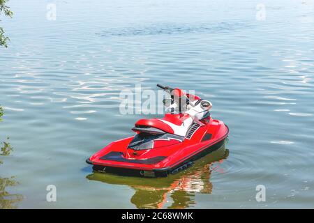 Una moto d'acqua si trova all'inizio del fiume Dnieper, Kiev, Ucraina. Foto Stock