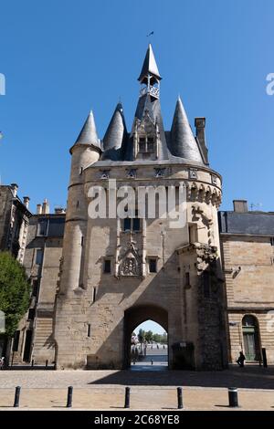 Bordeaux , Aquitaine / Francia - 11 19 2019 : Cailhau porta ingresso medievale nel centro della città Bordeaux Francia Foto Stock