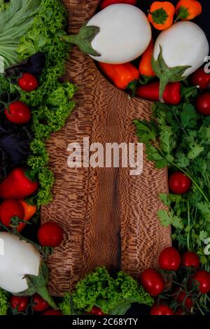 Pomodori, paprika, melanzane, lattuga e prezzemolo. Foto Stock