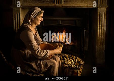 Renaissance master precedente ritratto di una donna contadina pelatura patate al suo caminetto Foto Stock