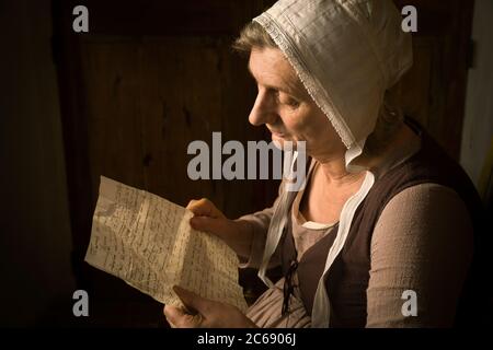 Ritratto di una donna maturi la lettura in un vecchio maestro o lo stile rinascimentale Foto Stock