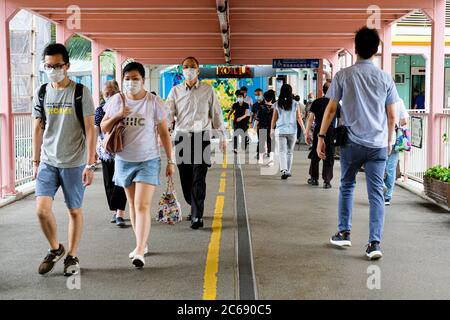 Hong Kong. 8 luglio 2020. La gente cammina per strada con la maschera chirurgica come Hong Kong sta combattendo contro potenzialmente una terza ondata di infezioni da coronavirus, come nove dei 14 nuovi casi il martedì sono stati classificati come locali. Credit: Keith Tsuji/ZUMA Wire/Alamy Live News Foto Stock