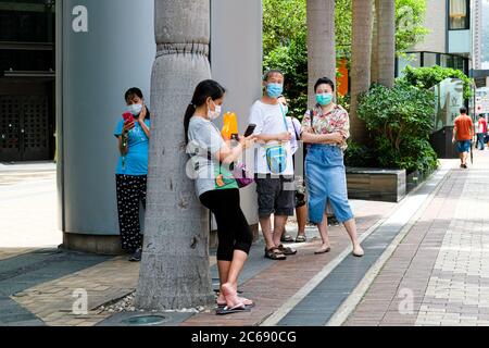 Hong Kong. 8 luglio 2020. La gente cammina per strada con la maschera chirurgica come Hong Kong sta combattendo contro potenzialmente una terza ondata di infezioni da coronavirus, come nove dei 14 nuovi casi il martedì sono stati classificati come locali. Credit: Keith Tsuji/ZUMA Wire/Alamy Live News Foto Stock