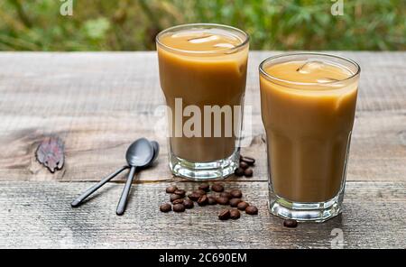 Ghiaccio latte di caffè in un bicchiere alto con latte di mandorle. Foto Stock