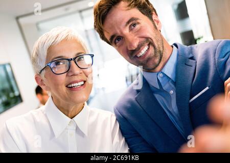 Ritratto di gente di affari, architetti avendo discussioni in ufficio Foto Stock