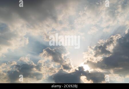 Scena di luce raggio sul fascio di sole con sfondo nuvole in movimento in natura e concetto di viaggio, grandangolo scatto Panorama Foto Stock