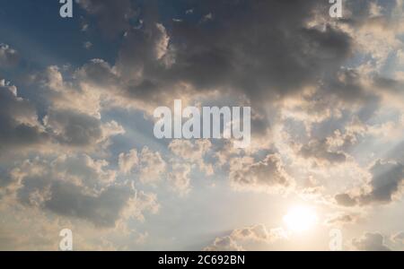 Scena di luce raggio sul fascio di sole con sfondo nuvole in movimento in natura e concetto di viaggio, grandangolo scatto Panorama Foto Stock