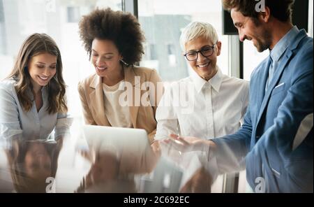 Immagine di business partner per discutere di documenti e idee Foto Stock