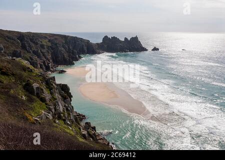 Pedn Vounder Beach e Treryn Dinas, Penwith Peninsula, West Cornwall, Regno Unito, all'inizio della primavera Foto Stock