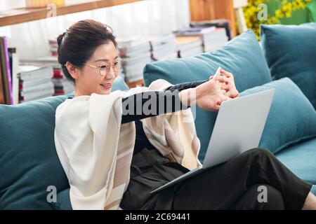 Donne di mezza età e anziane da casa stanco yawn Foto Stock