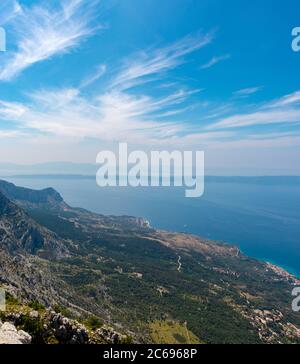 Vista panoramica dal nuovo Skywalk sulla montagna di Biokovo in Croazia. Vista sul mare Adriatico, Tucepi e Podgora. Alte montagne che scendono a. Foto Stock