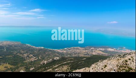 Vista panoramica sul mare Adriatico dal ponte sul monte biokovo. Vista delle città costiere di Makarska, Tucepi e Podgora. Combinazione di hil rurale Foto Stock