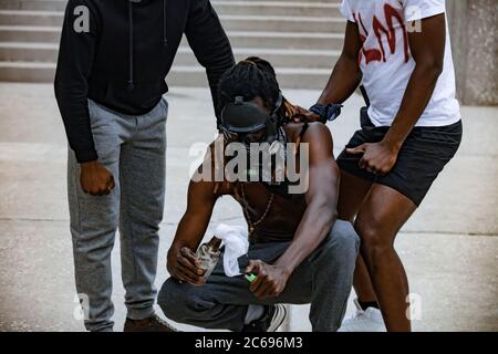 i dimostranti neri americani hanno messo fuoco sulle bottiglie con il panno, reagiscono così uccidendo l'uomo nero dalla polizia. nero vive materia, blm, anti-razzismo, civile Foto Stock