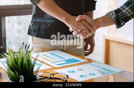 il personale aziendale si è mosso per il lavoro di squadra di fusione e acquisizione di imprese Foto Stock